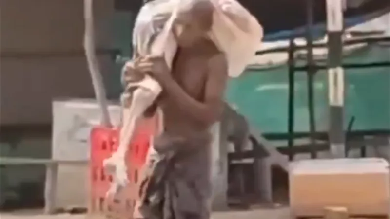 مأساة رجل في الهند تهزّ المشاعر.. ينبش قبر شقيقته لإثبات وفاتها أمام البنك