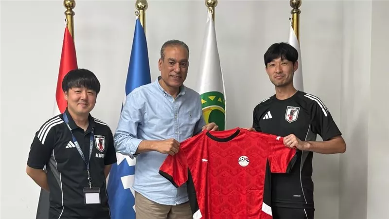 مصطفى عزام يستقبل بعثة منتخب اليابان للناشئين قبل مواجهة مصر
