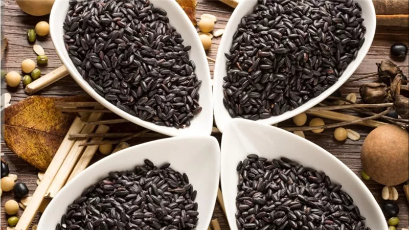     ماذا يحدث لجسمك عند إضافة السمسم الأسود لنظامك الغذائي؟