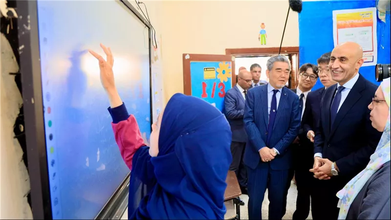 وزيرالتعليم يصطحب رئيسي جامعة هيروشيما و