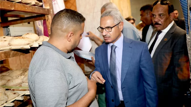 ناقص 10 جرام.. محافظ بنى سويف يضبط مخالفات بمخبز بجولة مفاجئة بإهناسيا