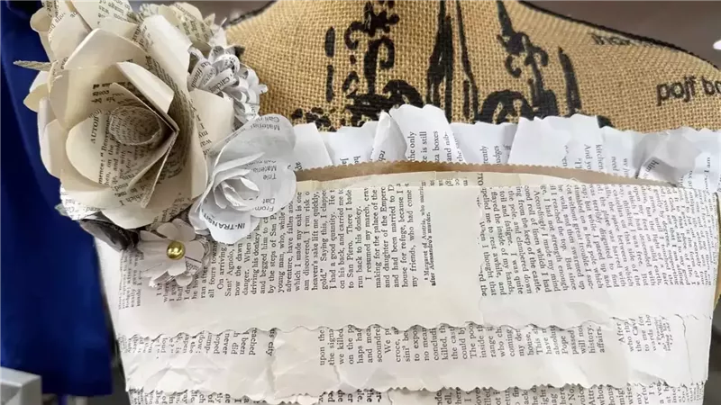 مكتبة سكوتسديل تقدم فستان فني مصنوع من الكتب القديمة