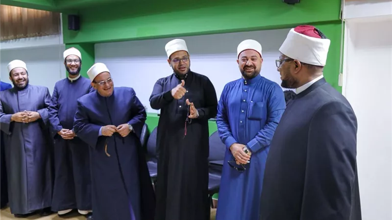 أمين البحوث الإسلامية يتفقد اختبارات تدريب الوعاظ والواعظات على لغة الإشارة
