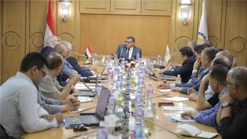 محافظ قنا يستقبل مساعد وزير التنمية لاستعراض إنجازات برنامج التنمية المحلية 
