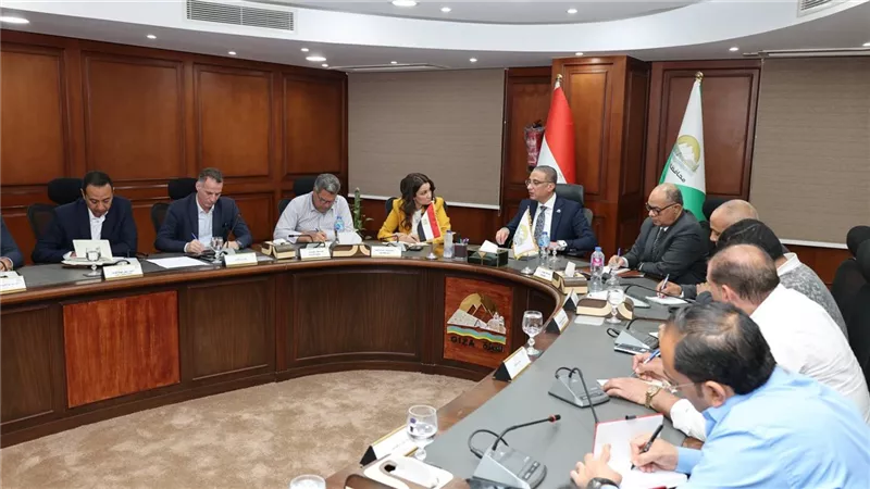 محافظ الجيزة: تكثيف الحملات اليومية لمواجهة ظاهرة النباشين والفرز العشوائي