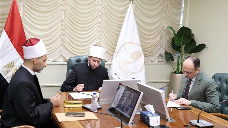 وزير الأوقاف يجتمع بمديري المديريات الحدودية عبر تقنية الاتصال المرئي
