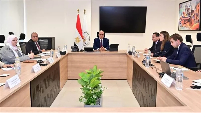 وزير الري يلتقي سفير فرنسا لبحث التعاون في إدارة الموارد المائية بين البلدين 