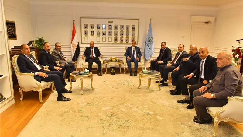 محافظ أسيوط يستقبل رابطة الحقوقيين لبحث قضايا الشارع