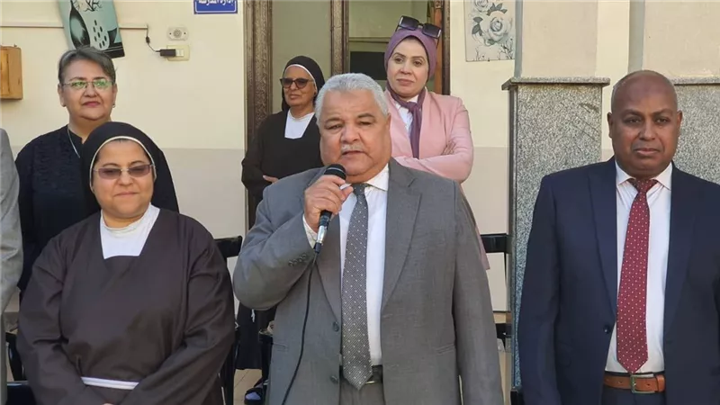 وكيل تعليم الأقصر يشهد تكريم فريق المسرح المدرسي بمدرسة الراهبات الخاصة 