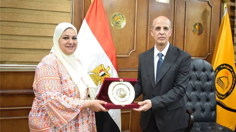 جامعة بني سويف تكرم باحثة لحصولها على