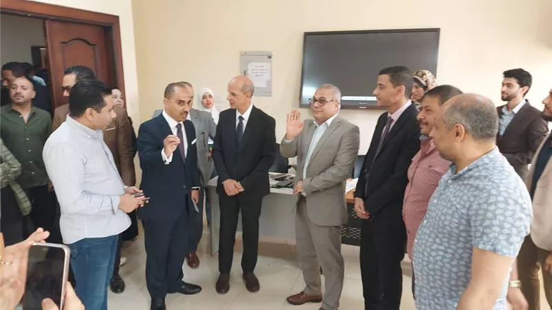 أسرة السفير الراحل تحسين بشير تهدي مكتبته النادرة لجامعة بني سويف