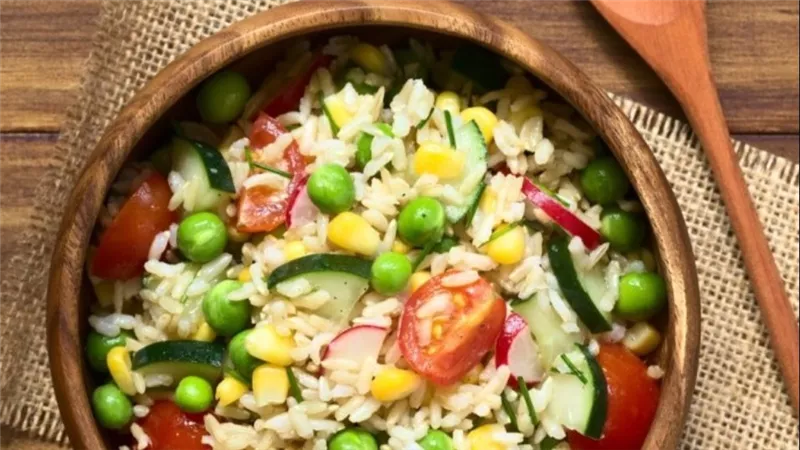     طريقة عمل سلطة الخضار بالأرز بخطوات سهلة في المنزل