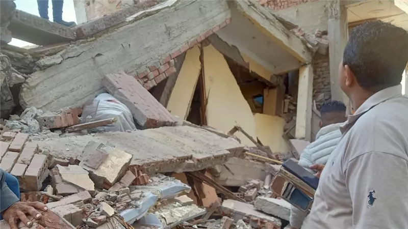 انهيار منزل مكون من 5 طوابق بكفر الحمام في بنها.. ونقل مصابين للمستشفى
