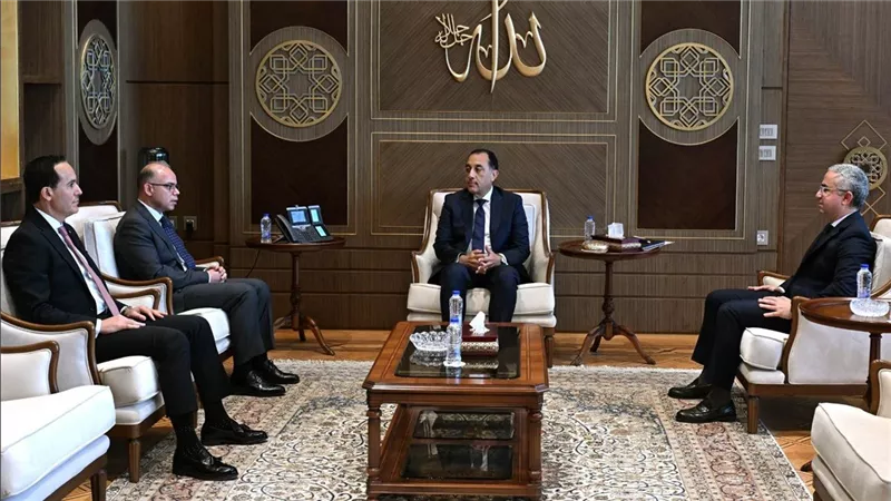 مدبولي يصدر قرارين بتعيين محمد عوض رئيسا وإيمان منصور نائبا لهيئة الاستثمار