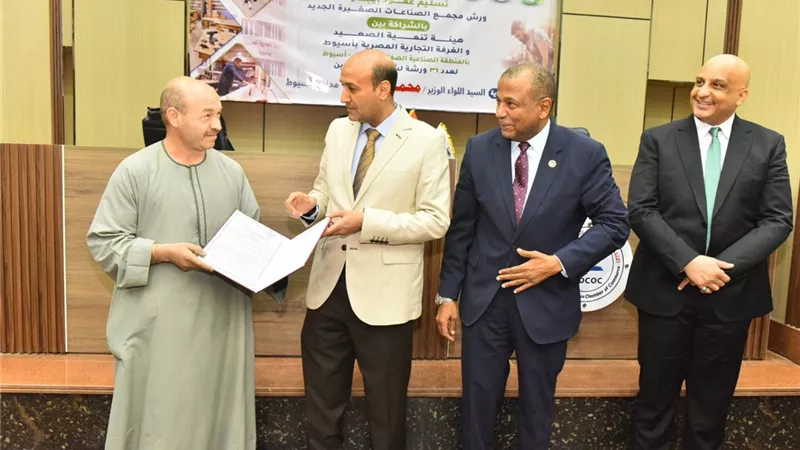 محافظ أسيوط يسلم 36 عقدًا لوحدات مجمع الصناعات الصغيرة ببني غالب 