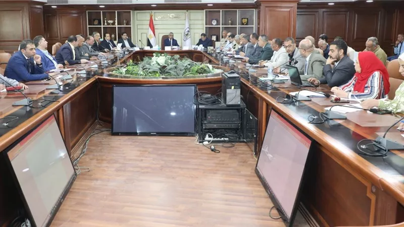 محافظ بني سويف يناقش خلال اجتماع اللجنة العليا للبت في تقنين أراضي أملاك الدول