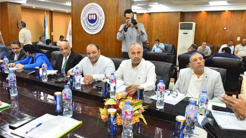 محافظ أسيوط يترأس اجتماع مجلس إدارة الغرفة التجارية لتعزيز التعاون في جذب الاستثمارات