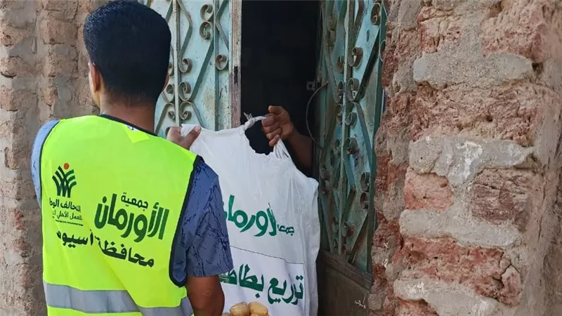 بالصور… توزيع بطاطس على 4300 أسرة أولى بالرعاية بقرى ومراكز محافظة أسيوط