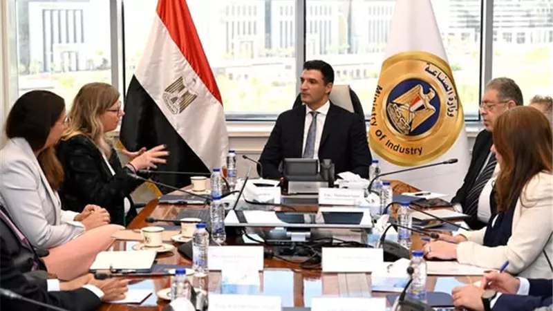 وزير الصناعة يبحث مع 