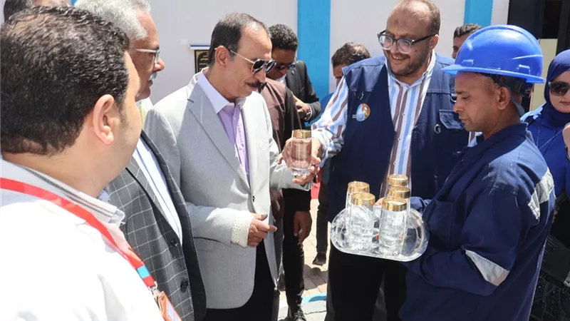استجابة لشكوى مواطن.. محافظ سوهاج يرفض مغادرة قرية بيت علام قبل التأكد من سلامة المياه