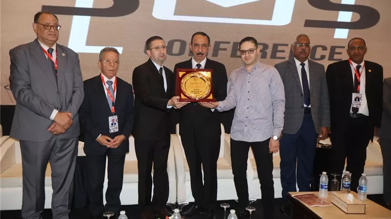 محافظ سوهاج ونقيب أطباء مصر يفتتحان المؤتمر الأول للنقابة