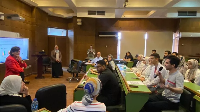 خبيرة دولية تعقد اجتماعا بطب قصر العيني بجامعة القاهرة حول تطوير التعليم