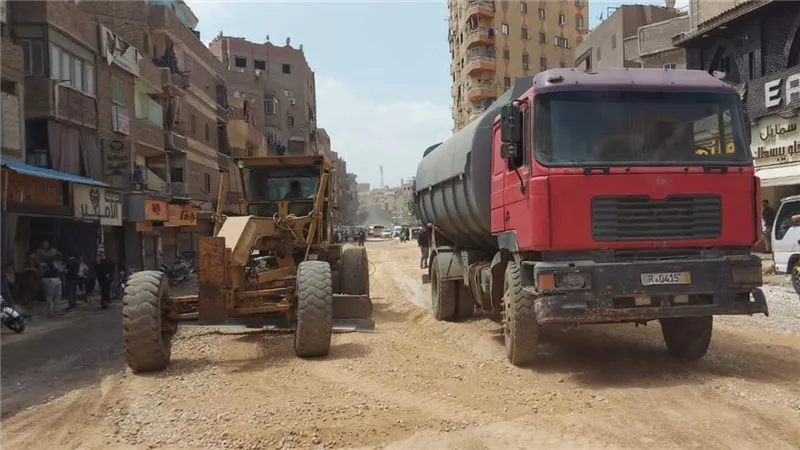 محافظ الجيزة يتابع تطوير طريق ناهيا لتحسين الحركة المرورية بإمبابة