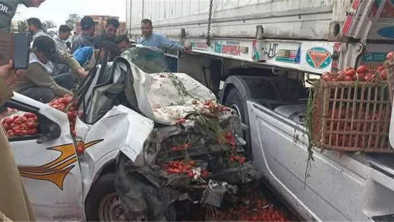 إصابة شخص يقود سيارة نقل ثقيل محملة بالطماطم في الشرقية