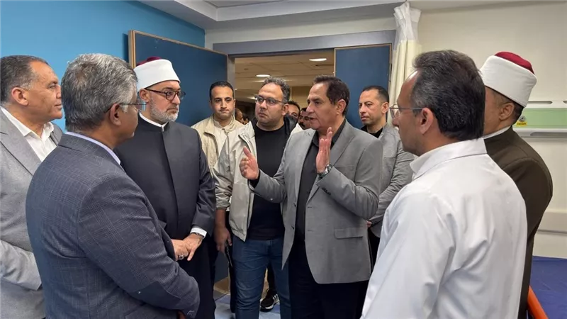 مفتي الجمهورية يتفقد مستشفى العريش العام ويطمئن على المصابين الفلسطينيين 
