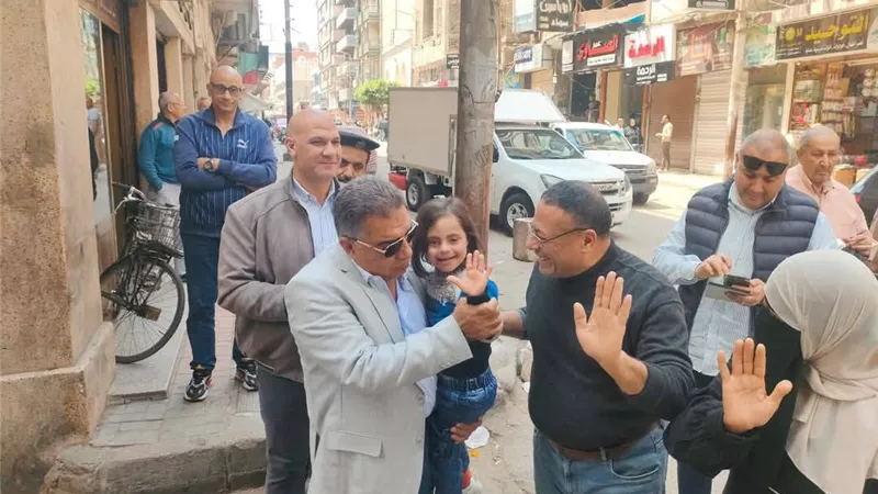 في جولة بشوارع المنصورة.. محافظ الدقهلية يداعب طفلة من ذوي الهمم 