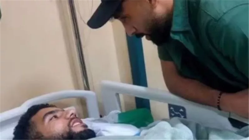 بعد إصابته المروعة.. إمام عاشور وعطية في زيارة خاصة لقندوسي بالمستشفى