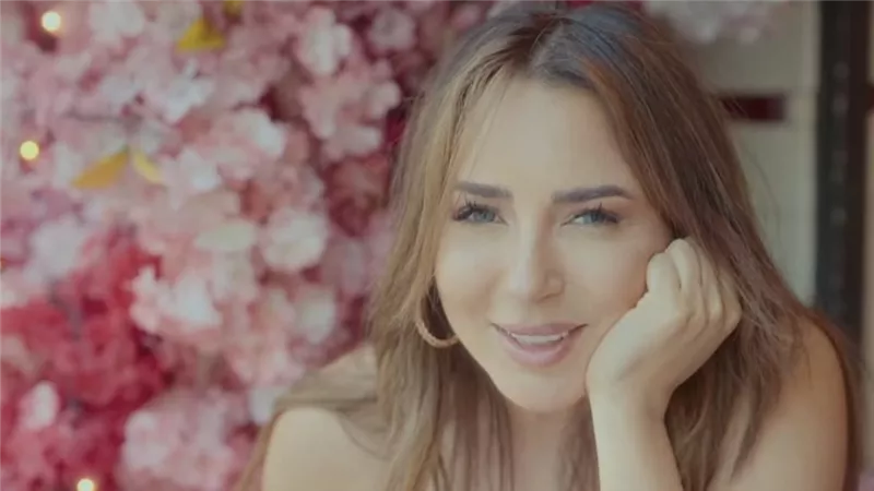 ساندي تنشر مقطع فيديو من أغنية فالبلكونة المطروحة منذ فترة