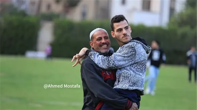  أب يحمل إبنه لمساندة نادي جمهورية شبين في دور الترقي للمحترفين