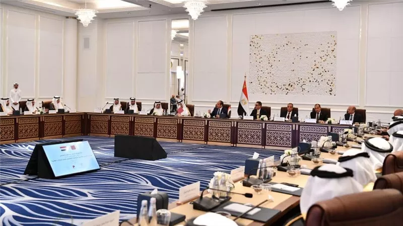 الرئيس السيسي يلتقي ممثلي مجتمع الأعمال القطري في الدوحة