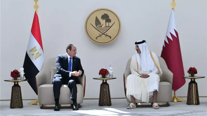 الرئيس السيسي يصل إلى الدوحة في مستهل جولة خليجية تشمل قطر والكويت