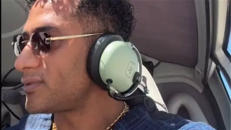 على متن طائرة هليكوبتر .. محمد رمضان يروج لحفله في كاليفورنيا  