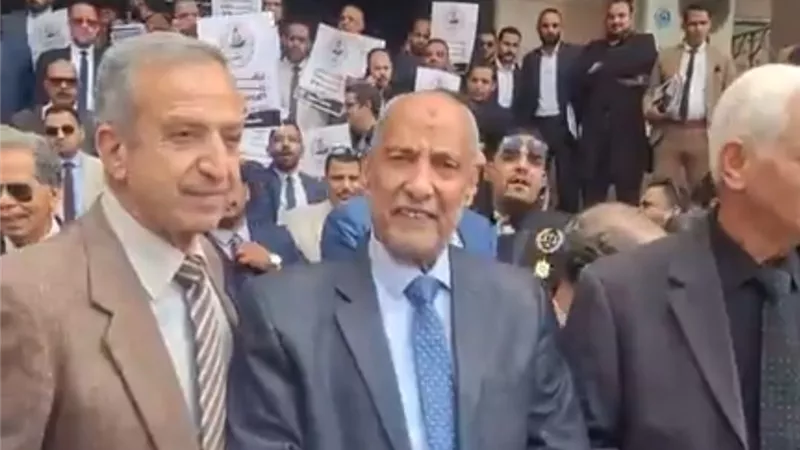 وقفة احتجاجية لنقابة المحامين بالإسماعيلية رفضا لزيادة الرسوم القضائية