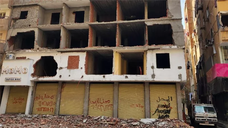 «بعد شكوى أهالي المنطقة».. المحليات تزيل عقار 8 طوابق في عين شمس 