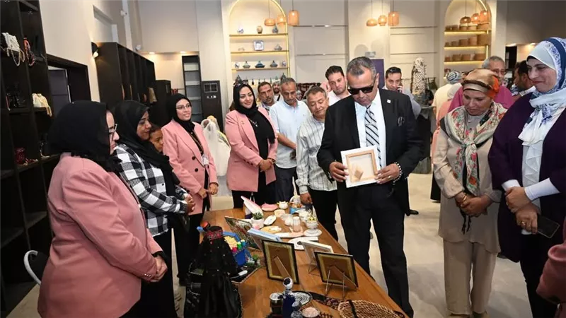 محافظ جنوب سيناء يتفقد قرية التراث البدوي ويشيد بجهود العارضات 