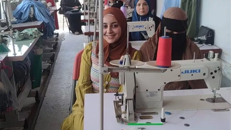 عبر سيارة متنقلة.. تدريب 40 سيدة على الخياطة والتفصيل في دمياط