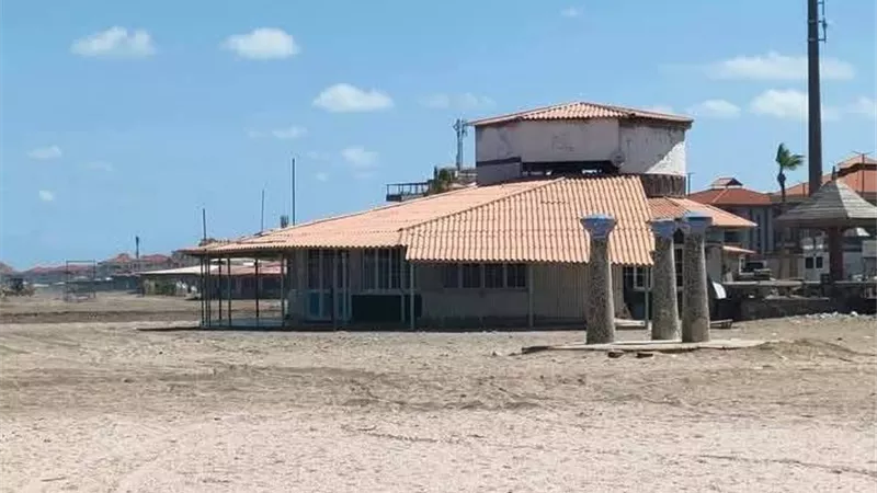 أصحاب كافيهات رأس البر يمتنعون عن العمل رفضا لزيادة الإيجار.. ومحافظ دمياط يرد