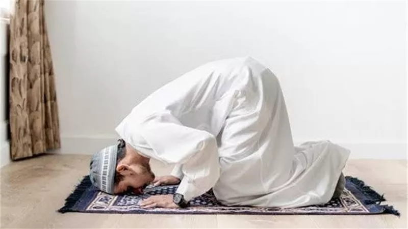 الصلاة في المسجد أم مع الزوجة في المنزل ؟ دار الإفتاء تجيب