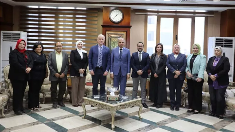محافظ المنيا يلتقي وفد المشروع الكندي لدعم المرأة وتحقيق الاستدامة 