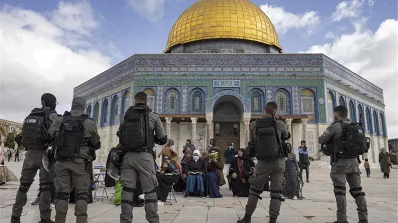 محافظة القدس تحذر من مخططات استيطانية تهدد بتهجير الخان الأحمر وعزل القدس