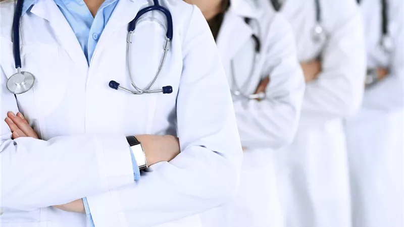 طبيب من دفعة نيابات 2026 يكشف معاناتهم داخل المستشفيات.. تفاصيل