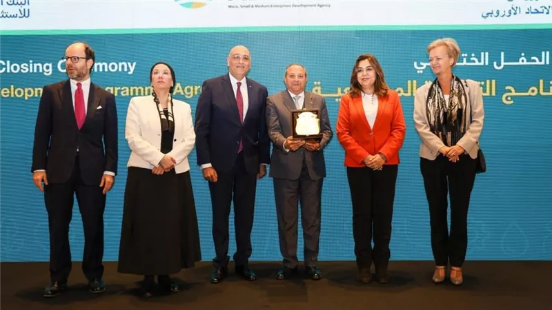 تكريم محافظ بورسعيد في حفل تنمية المشروعات المتوسطة والصغيرة 