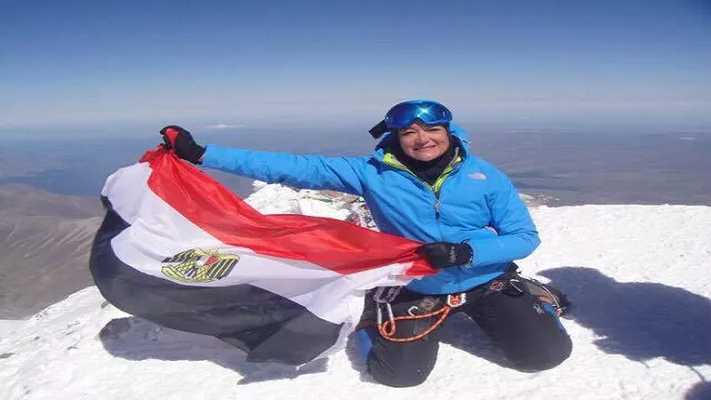 أول مصرية تصل لـ أعلى قمة جبلية في العالم.. منال رستم تكشف التفاصيل (فيديو)
