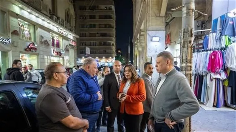 فى جولة ليلية .. وزيرة التنمية المحلية تضبط مخالفات حى مصر الجديدة 