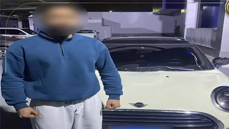  الداخلية تكشف تفاصيل فيديو تشبث شرطي بسيارة بالإسماعيلية 