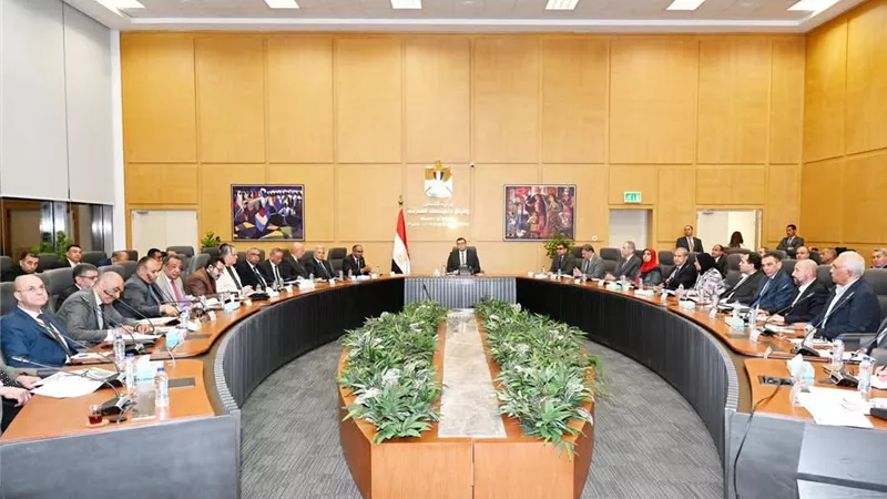 وزير الإسكان يتابع موقف تنفيذ مشروعات المبادرة الرئاسية حياة كريمة بالصعيد